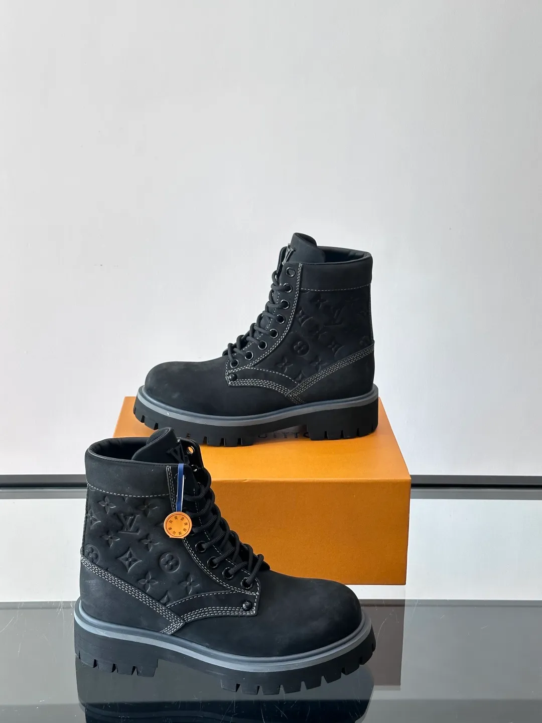 [L Home] Top P: 920💰 Size: 39-44 (45 can be customized) LOUIS VUITTON Louis Vuitton ss25 LV Donkey brand new thick-soled lace-up big-toe shoes men's casual shoes high-top short boots. These boots are crafted from top-grain calf leather for a lightweight and comfortable fit. The thick EVA outsole is embellished with eye-catching ridges, and the trendy attitude of being both strong and soft makes it an everyday choice. ✔Upper: imported first-layer cowhide ✔Lining: cowhide ✔Outsole: original molded outsole